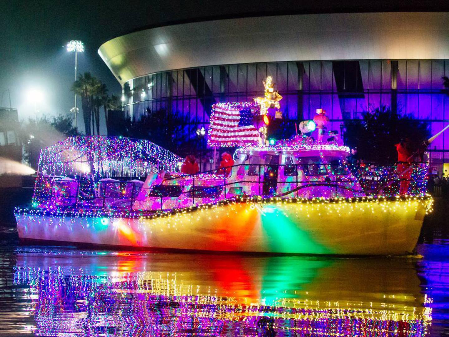 Un bateau paré de ses habits de lumière lors de la Stockton Lighted Boat Parade, en Californie