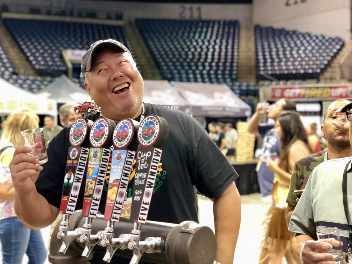 Dégustation de bières artisanales lors du festival Stockton Brew Fest, en Californie