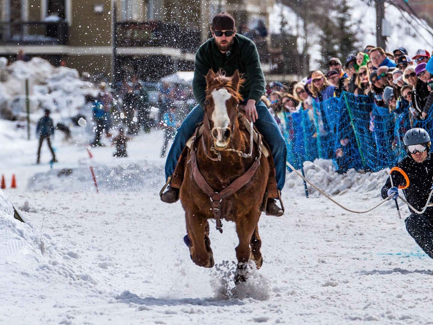 Skijoring à cheval pendant la compétition Skijor West Championships de West Yellowstone