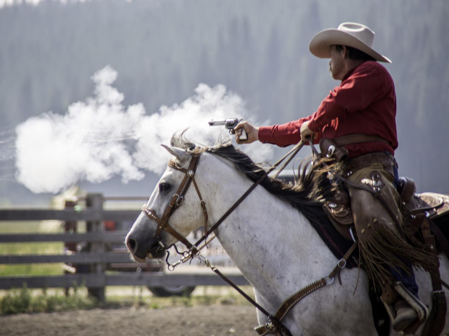 Un cowboy en lice dans le cadre de la Diamond P Cowboy Mounted Shooting Competition à West Yellowstone, Montana