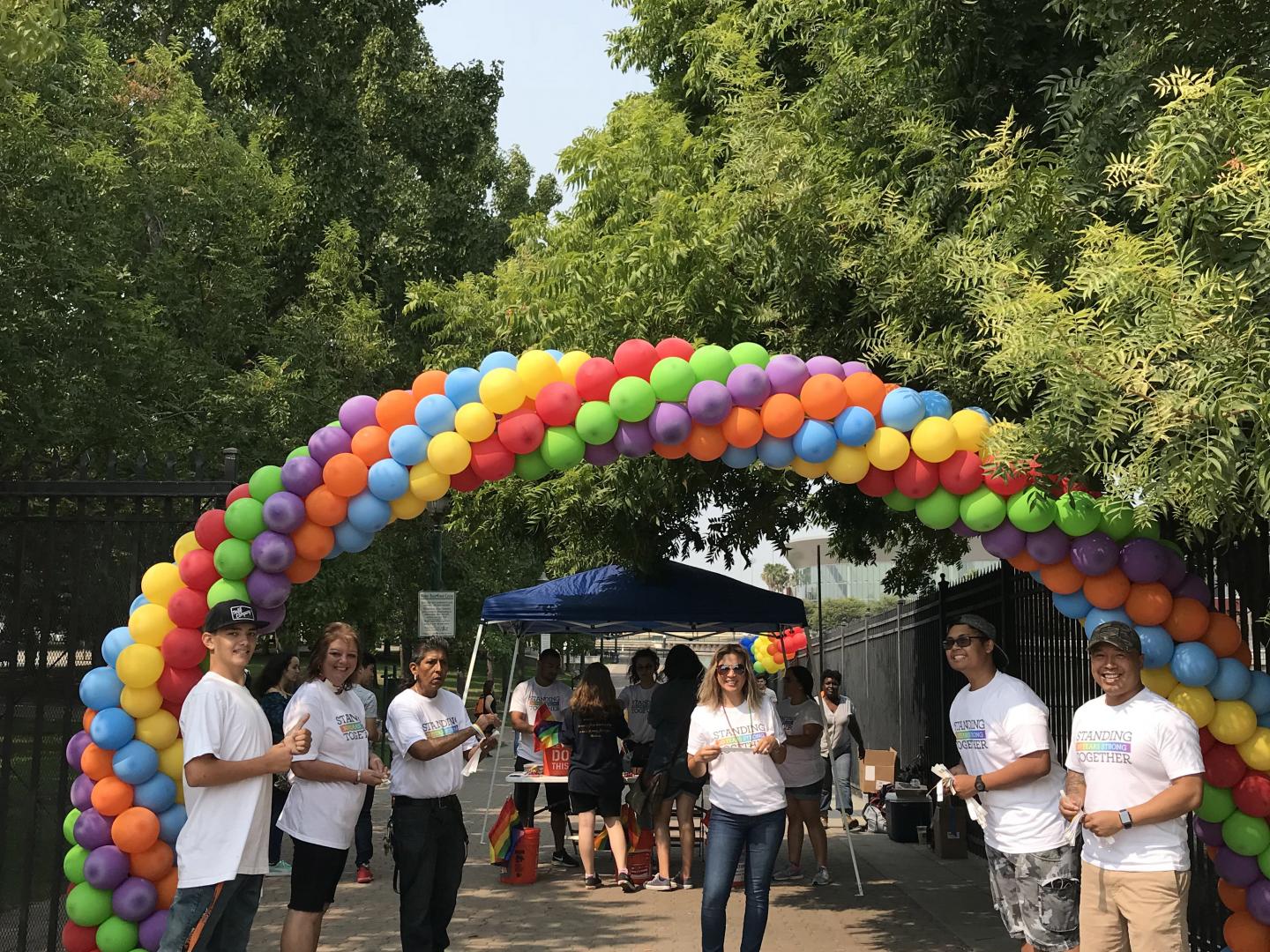 Une arche en ballons arc-en-ciel au Stockton Pride Festival, en Californie