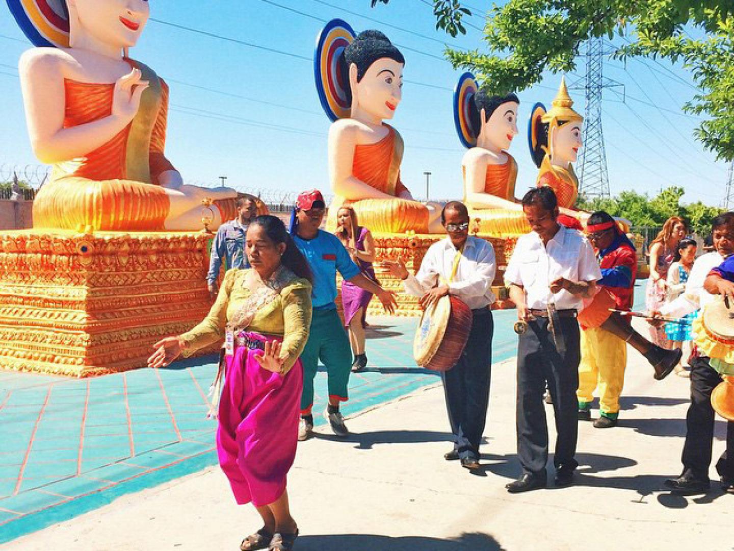 Une procession lors des célébrations du nouvel an au temple bouddhiste cambodgien de Stockton, en Californie