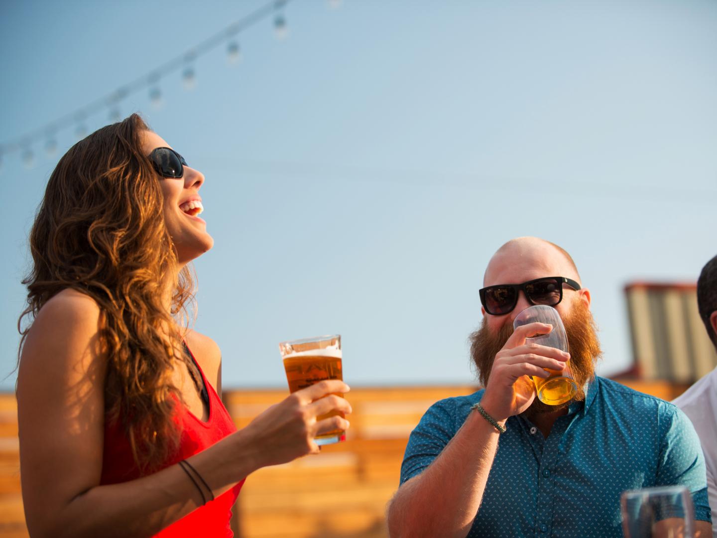 샌루이스오비스포 크래프트 비어 페스티벌이 열린 맑은 날 현지 맥주 즐기기