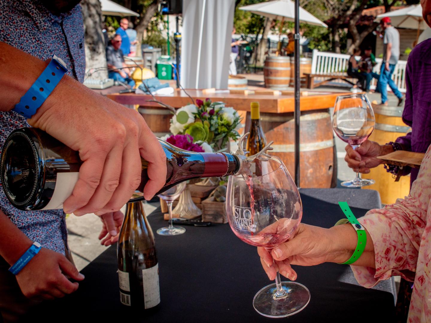 샌루이스오비스포의 롤 아웃 더 배럴스 이벤트에서 캘리포니아산 와인 맛보기