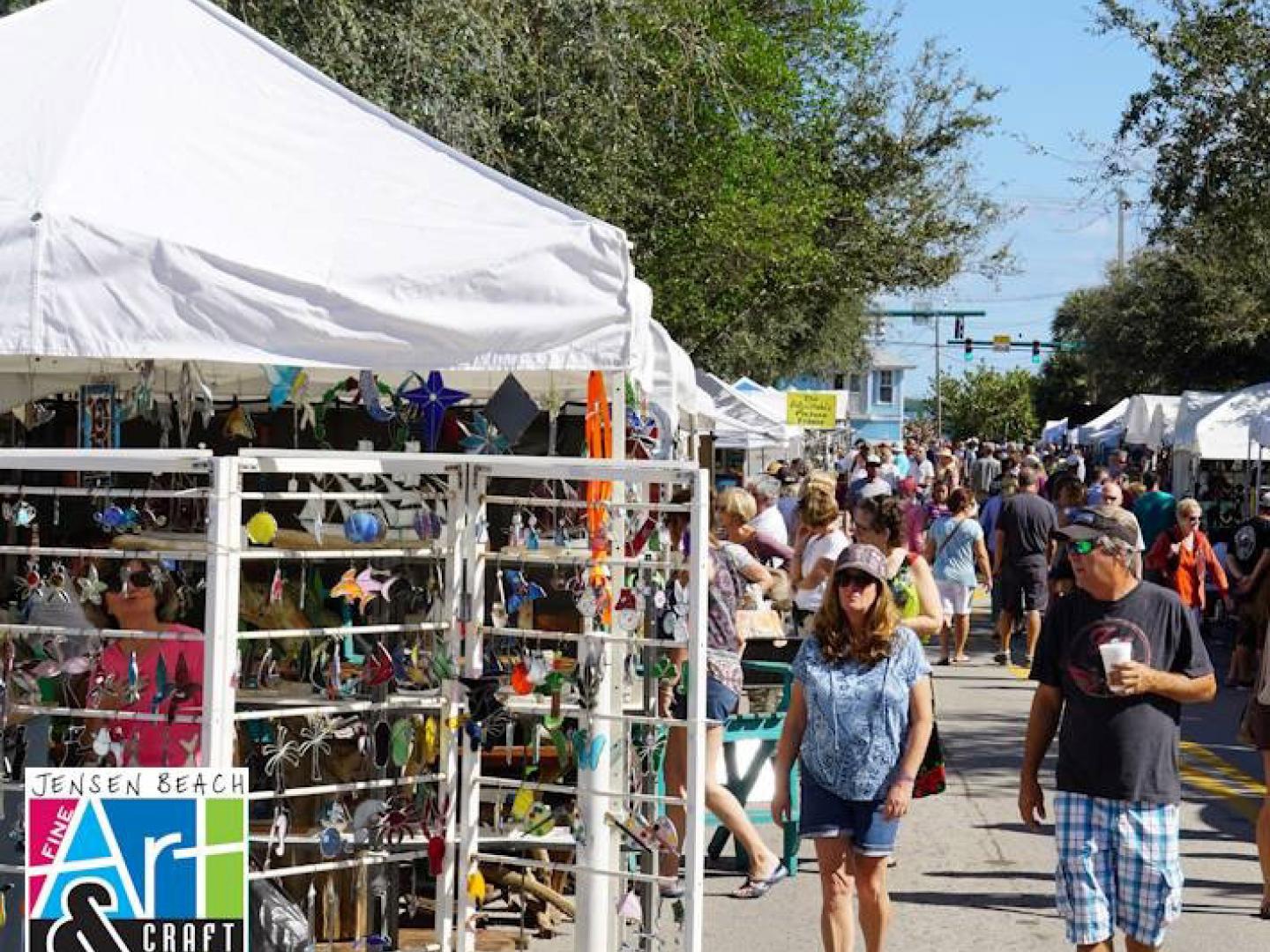 Paseo por los puestos de vendedores en el Jensen Beach Fine Art and Craft Show en Florida