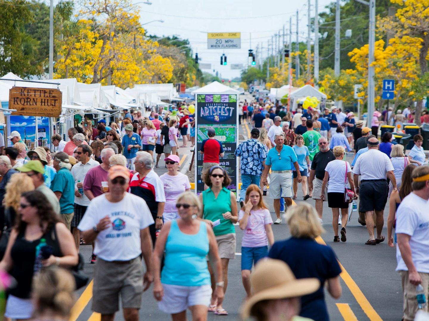 Vendedores y asistentes del ArtsFest en el condado de Martin, Florida