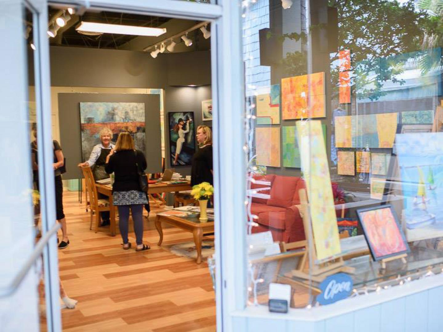 Recorriendo una galería de arte durante el Martin County Open Studio Tour en Florida