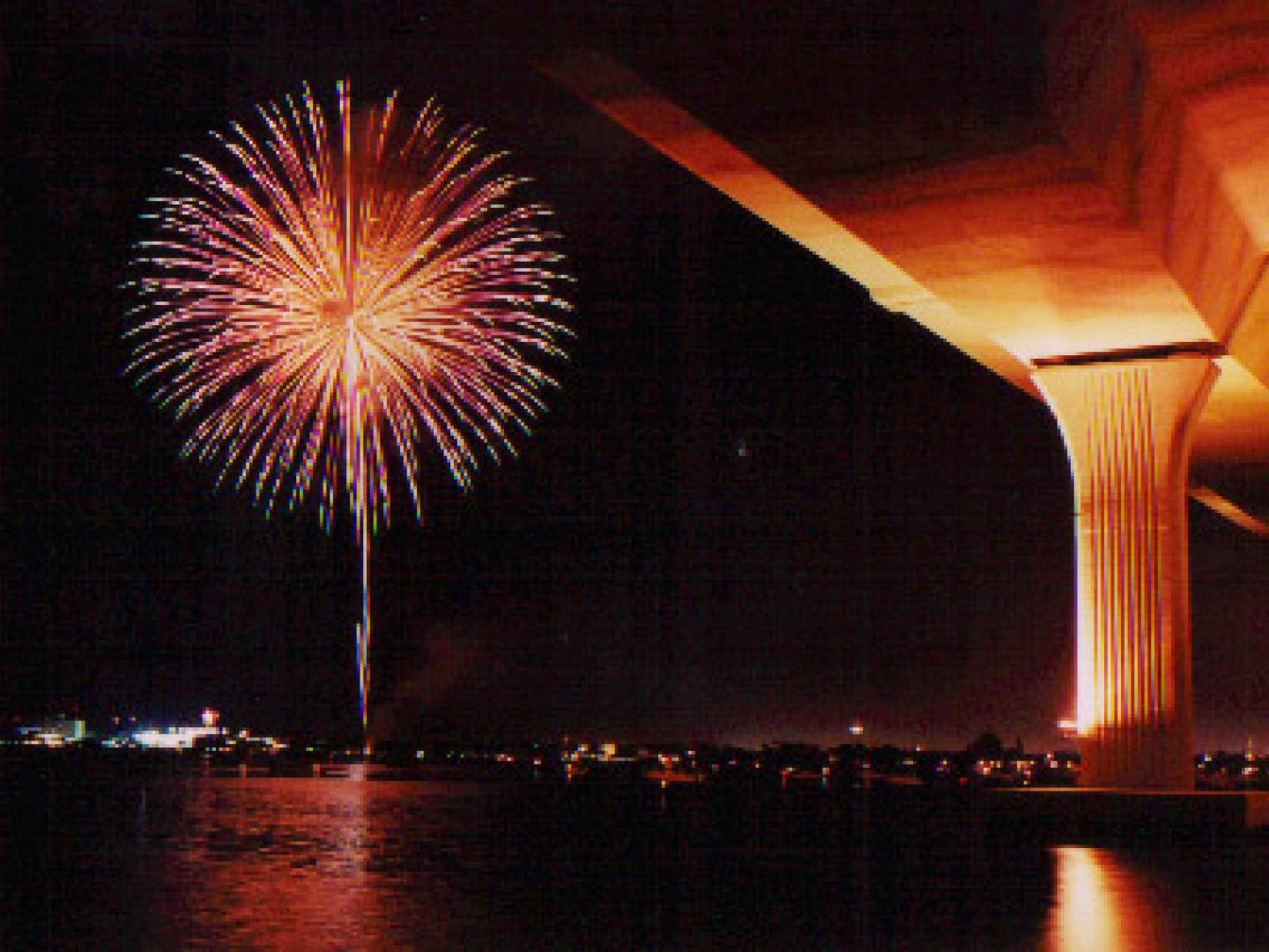 Exhibición de fuegos artificiales durante el Cuatro de julio en Stuart, Florida