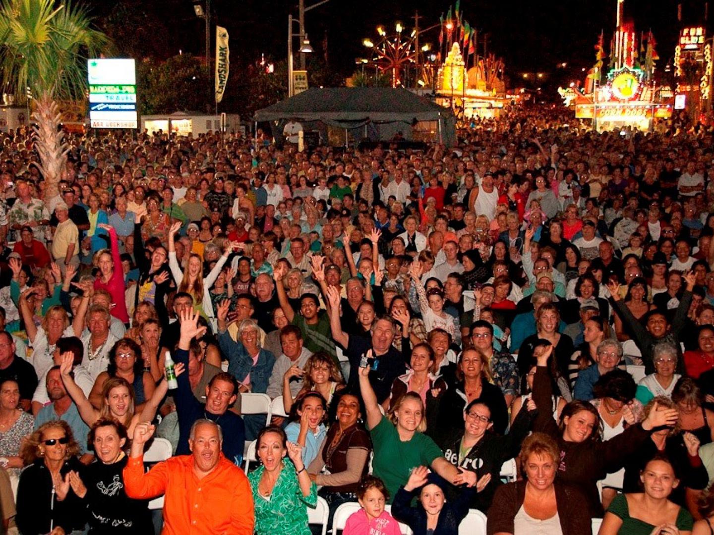 Asistentes celebrando el Jensen Beach Pineapple Festival