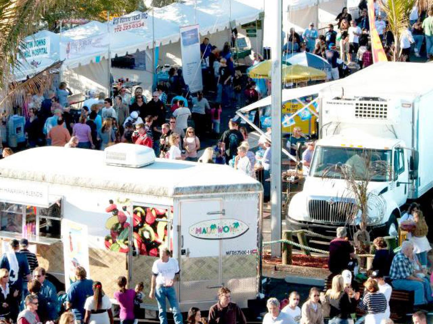 Una multitud se reúne en el Port Salerno Seafood Festival en Stuart, Florida