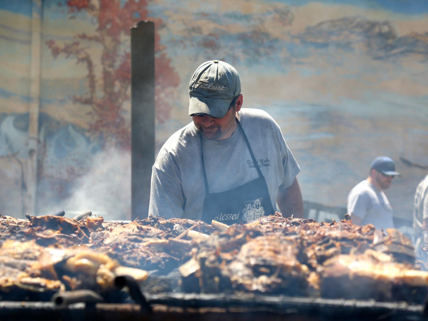 켄터키주 오언즈버러의 국제 BBQ 축제에서 바비큐 고기 요리