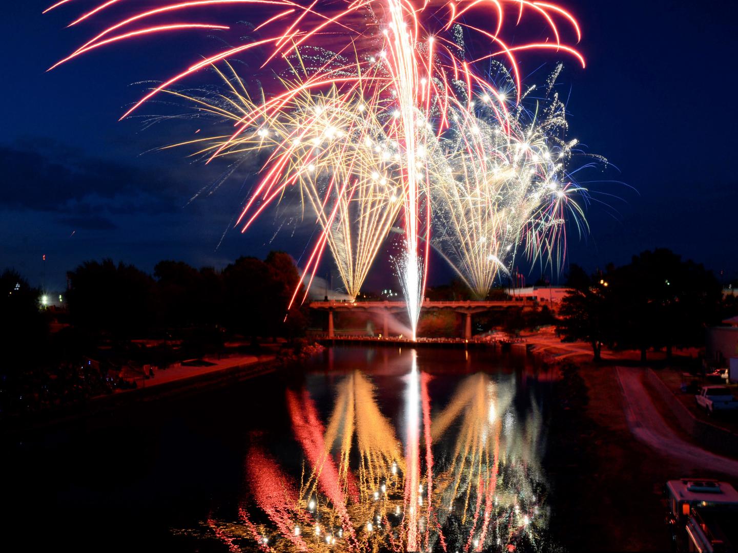 Fuegos artificiales durante el concierto de pop ejecutado por la orquesta sinfónica del 3 de julio en el Concho River en San Angelo, Texas