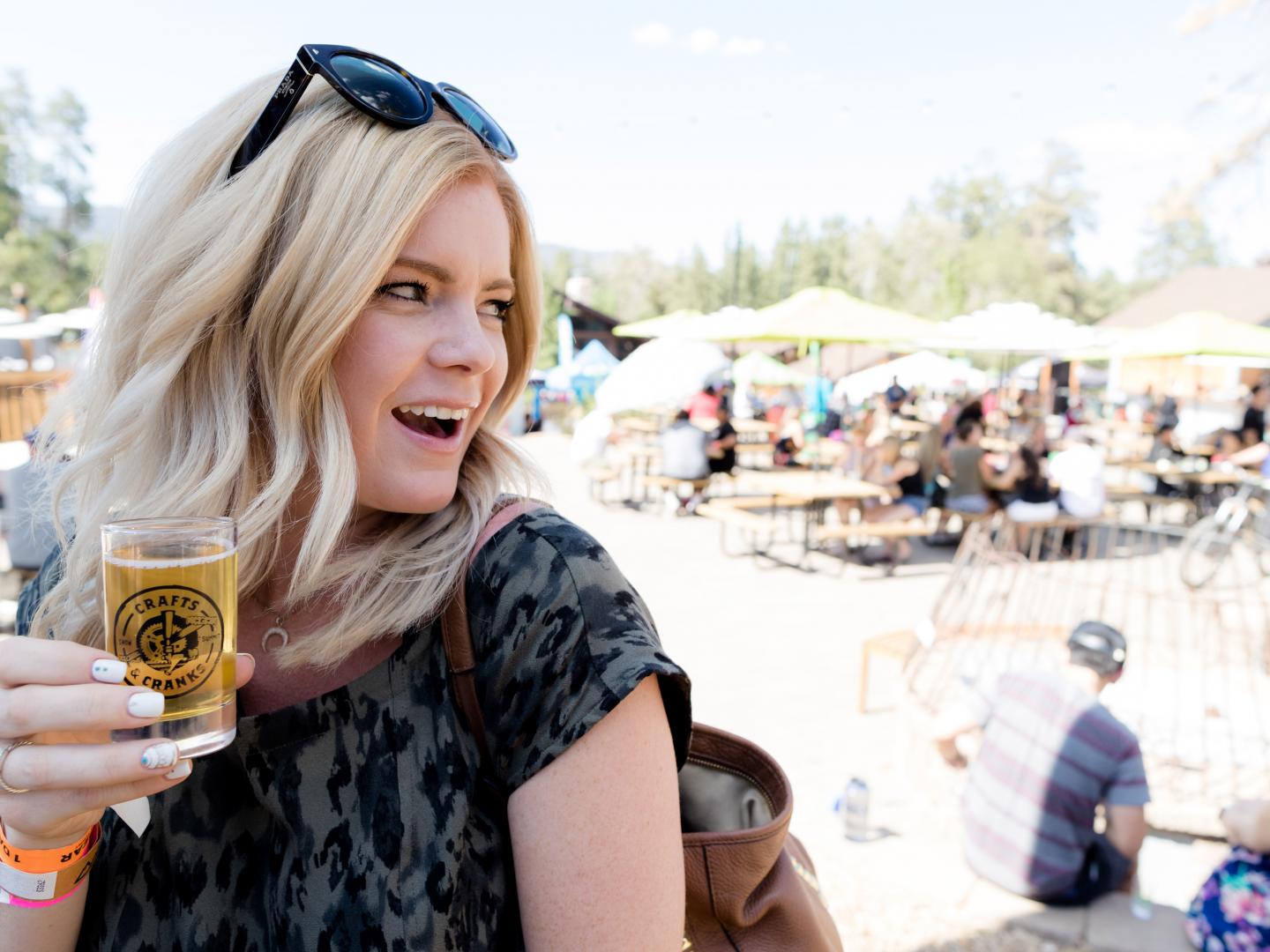 Provando uma cerveja artesanal na Snow Summit em Big Bear Lake durante o Crafts N Cranks Bike & Beer Festival