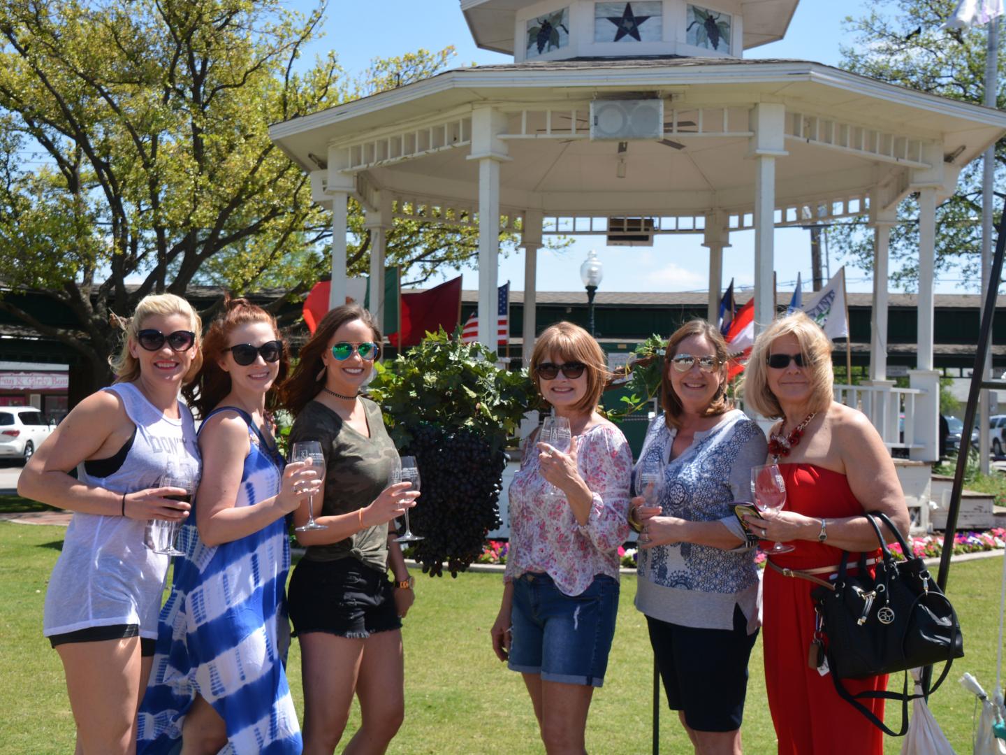 Gesellige Weinprobe beim New Vintage Wine & Gallery Trail & Blessing of the Vines in Grapevine, Texas