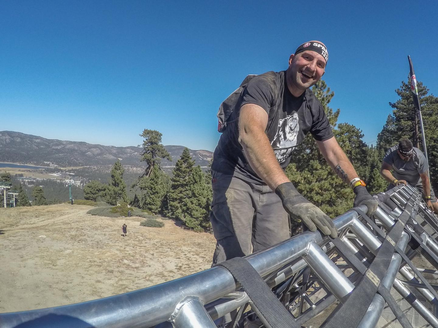 Competindo na corrida Spartan em Big Bear Lake, Califórnia