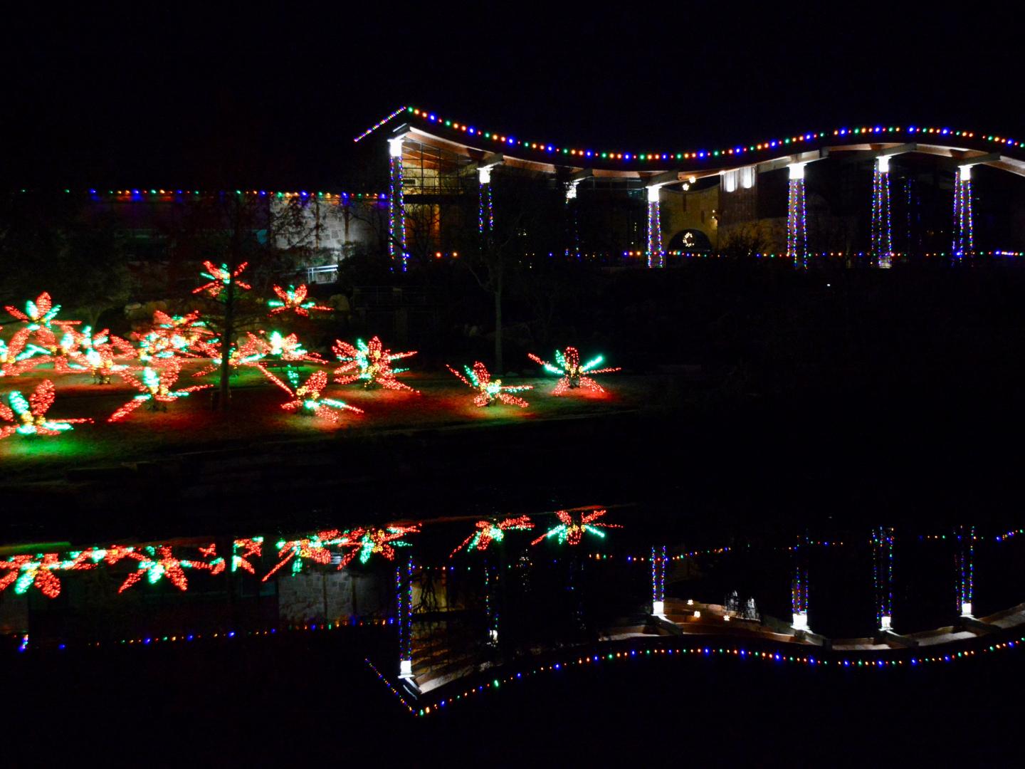 Luces navideñas en exhibición junto al Concho River en San Angelo, Texas