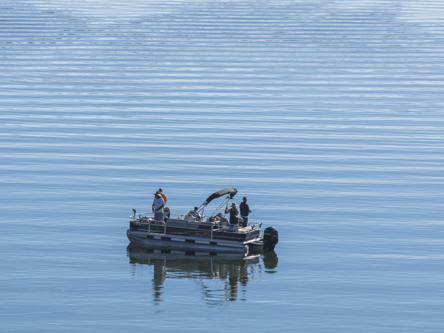 Pescando trutas em Big Bear Lake, na Califórnia