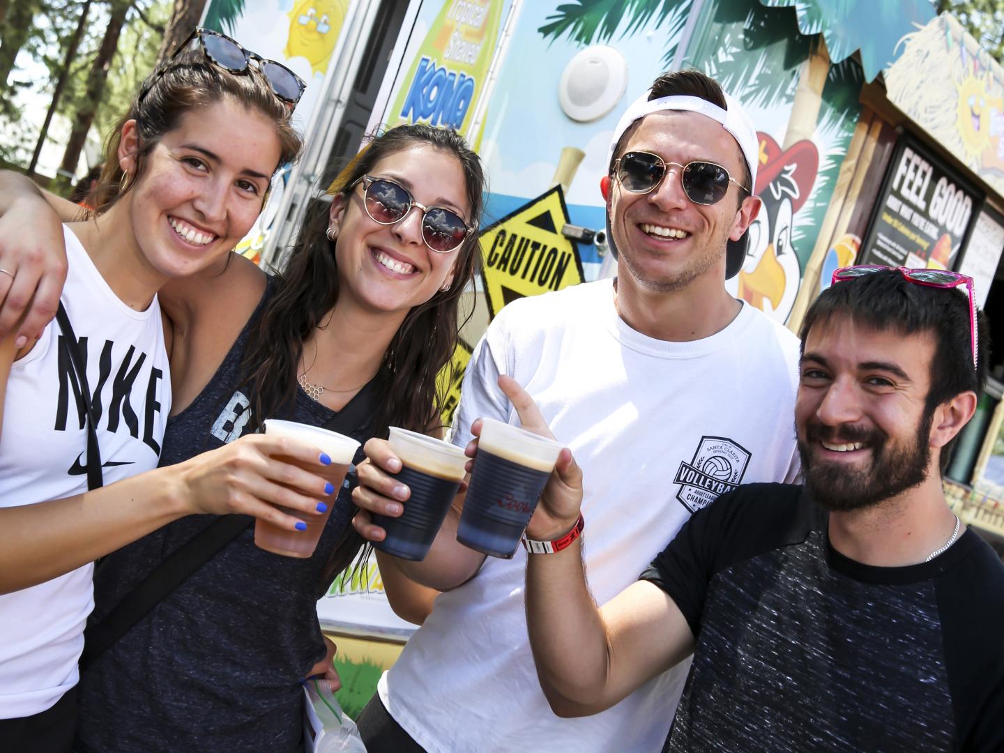 Amigos apreciando cervejas em Big Bear Lake, Califórnia, durante o Big Bear Chili Cook-off