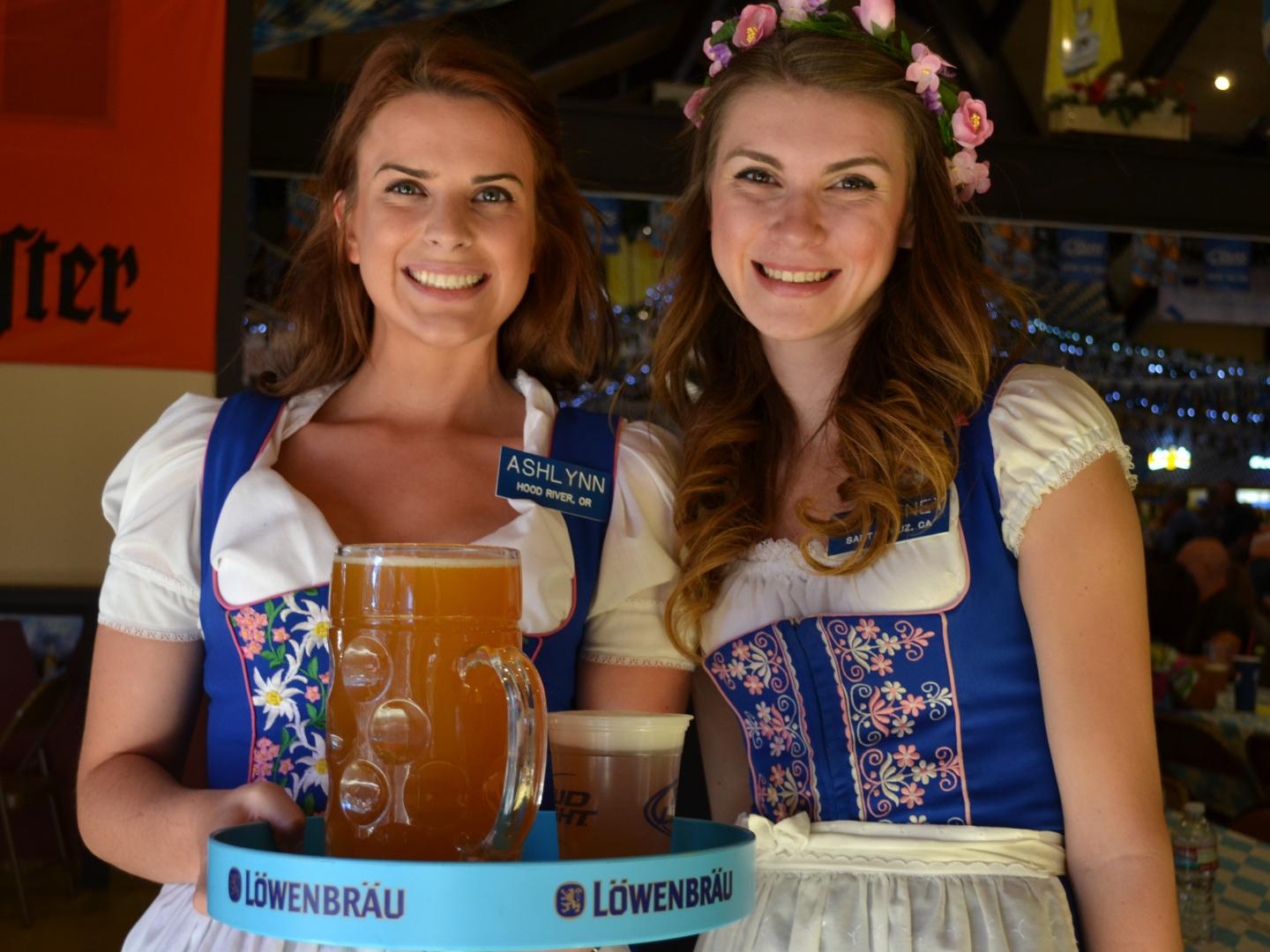 Tirando uma foto com cervejas alemãs em traje tradicional no Big Bear Lake Oktoberfest