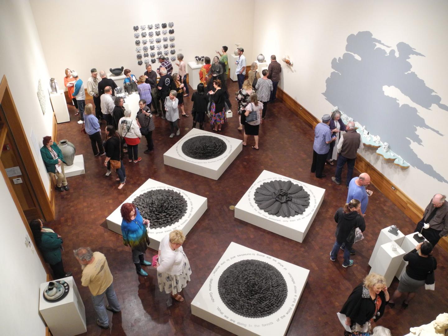 Visitantes explorando el arte en exhibición durante la San Angelo National Ceramic Competition en Texas