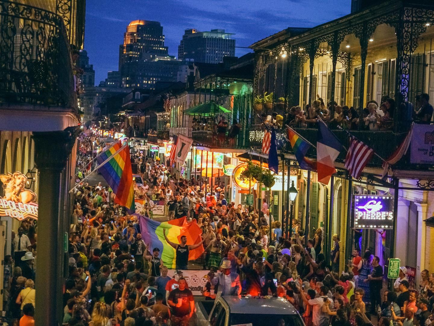 A parada do orgulho LGBTQ Southern Decadence, em Nova Orleans, Louisiana
