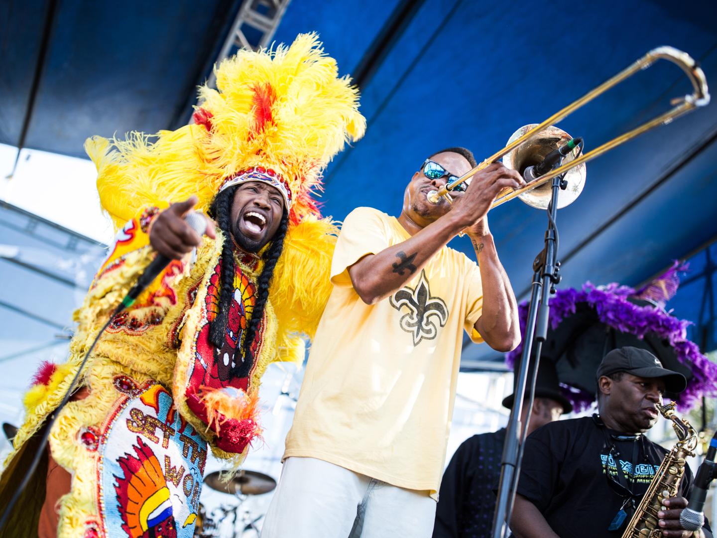 Artistas no palco do Satchmo Summerfest, em Nova Orleans, Louisiana