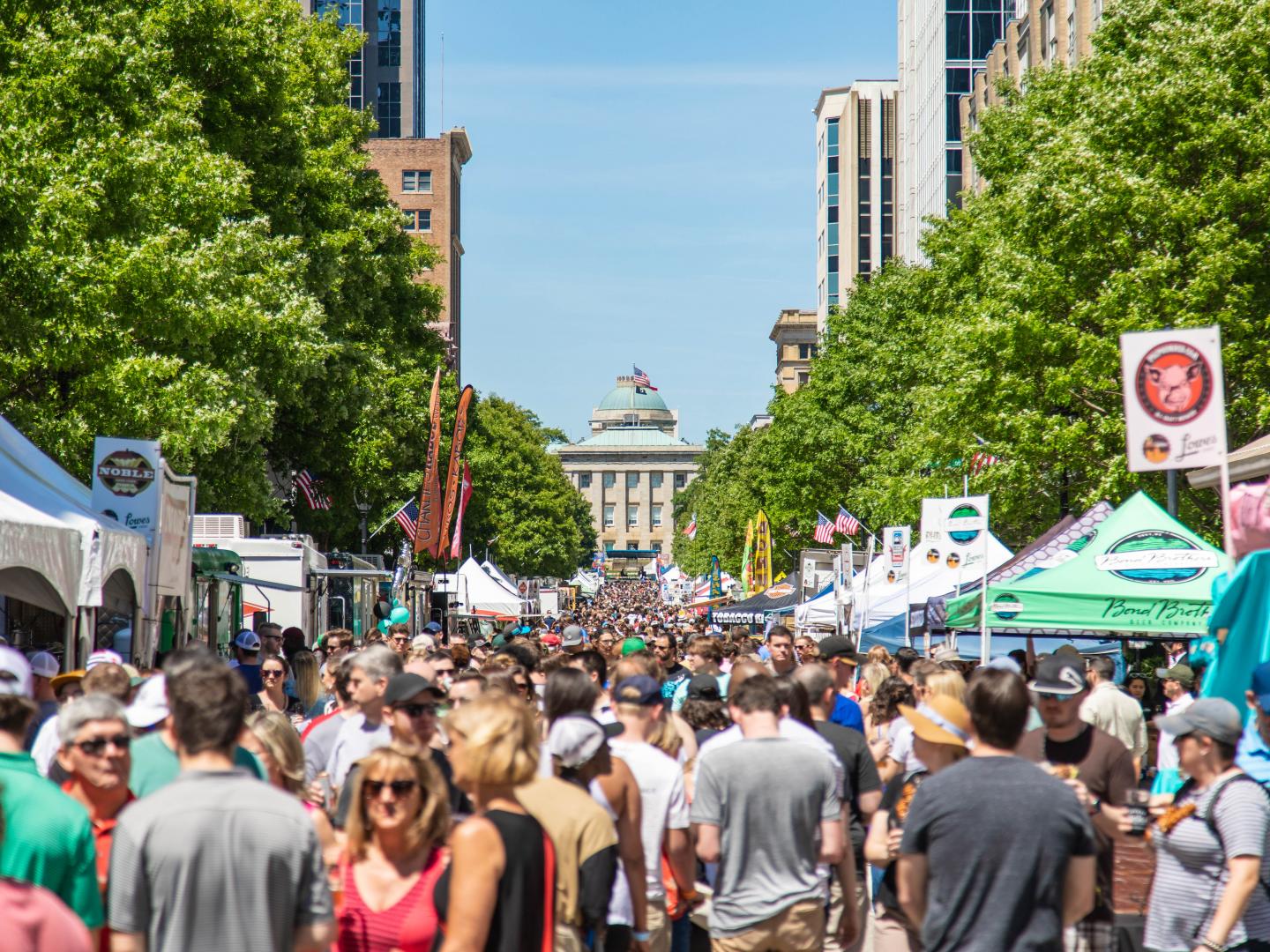 Foule profitant du festival de la bière artisanale Brewgaloo à Raleigh, en Caroline du Nord