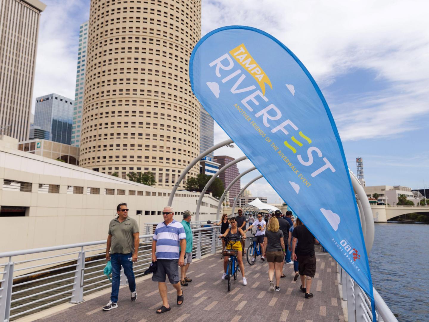 Promenade sur la Tampa Riverwalk lors du RiverFest
