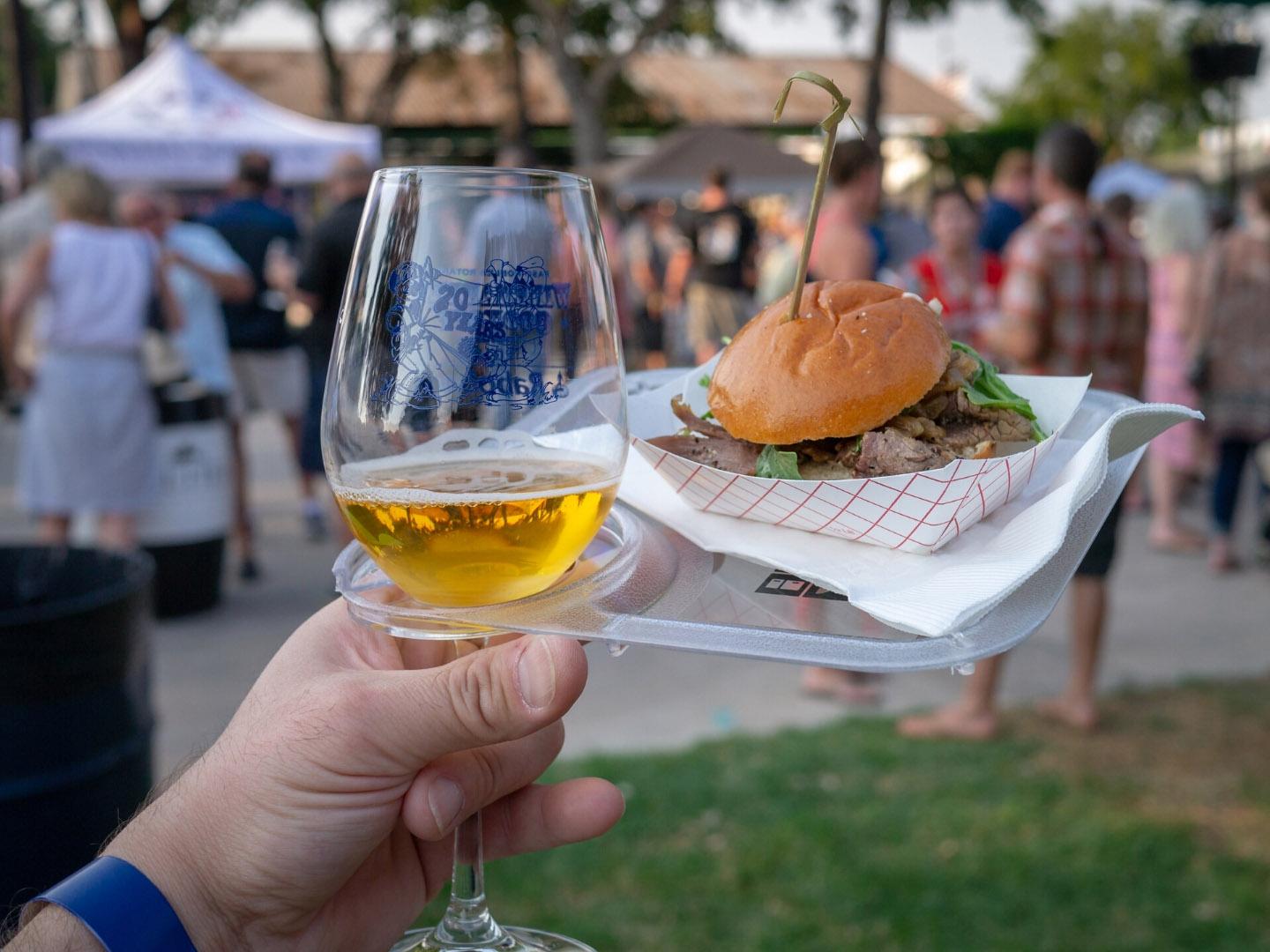 Ein Barbecue-Sandwich und ein Glas Wein beim Winemakers’ Cookoff in Paso Robles, Kalifornien