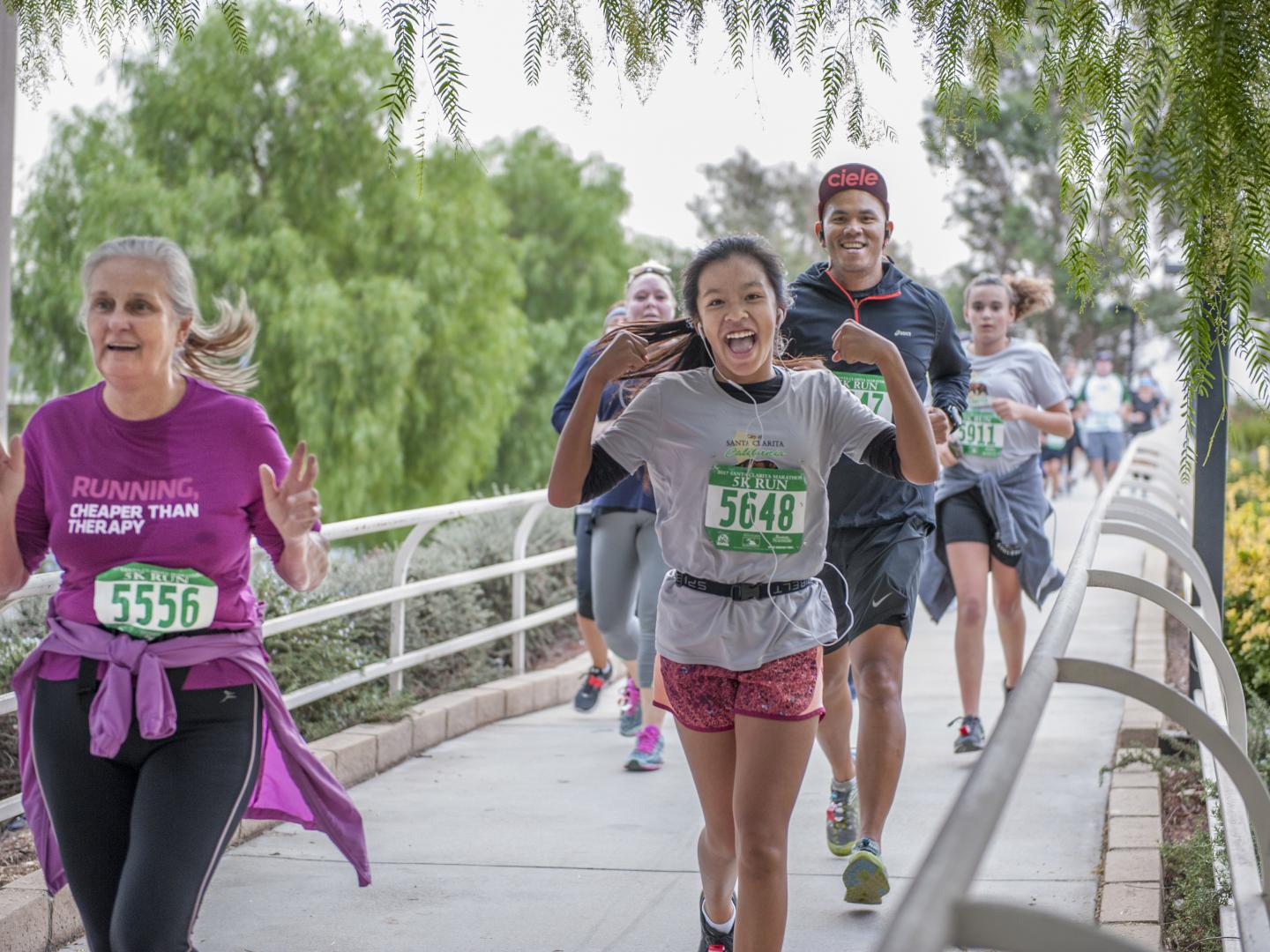 Participantes correndo na Santa Clarita Marathon, na Califórnia