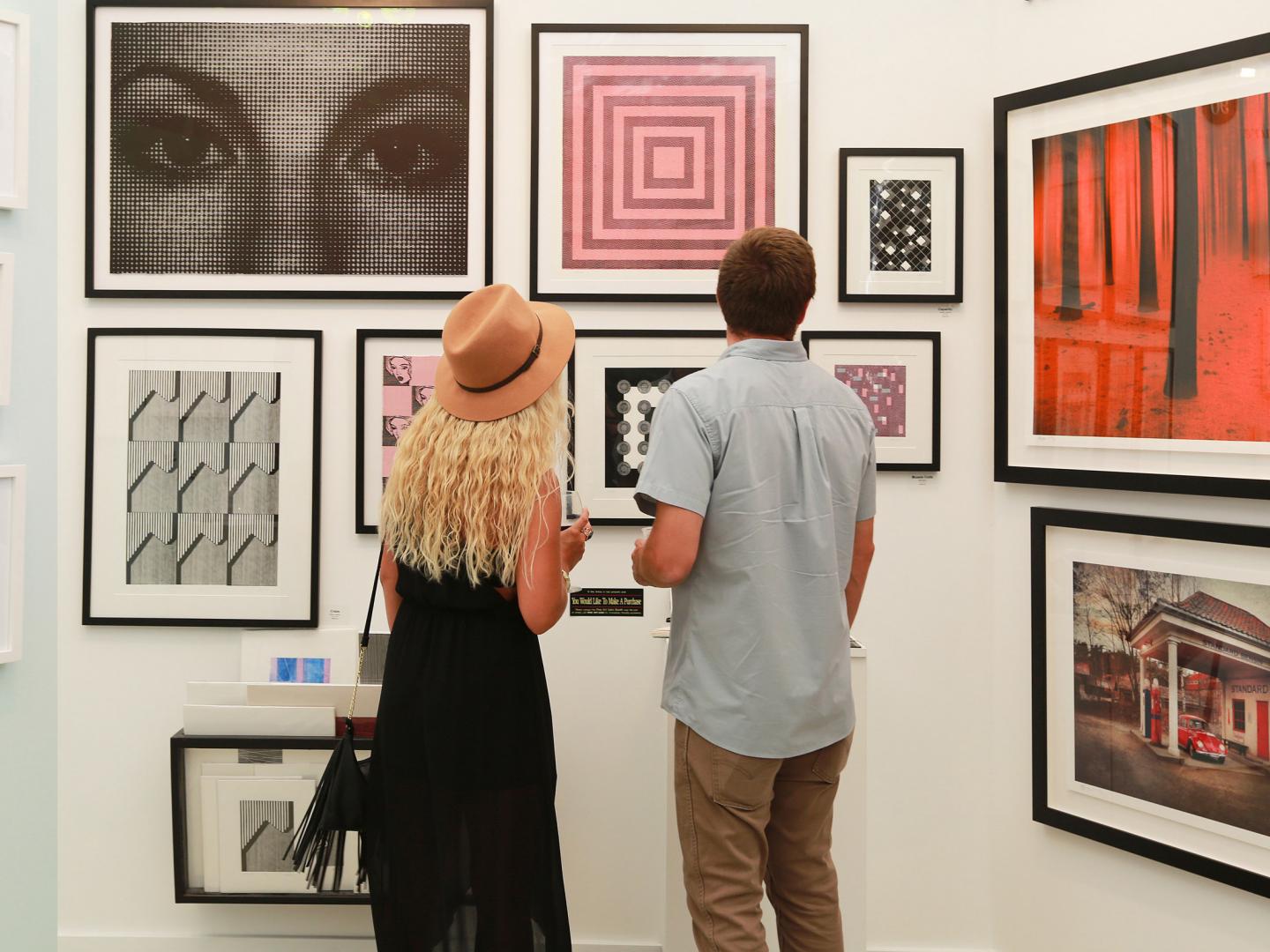カリフォルニア州ラグーナビーチのフェスティバル・オブ・アートで芸術を鑑賞します