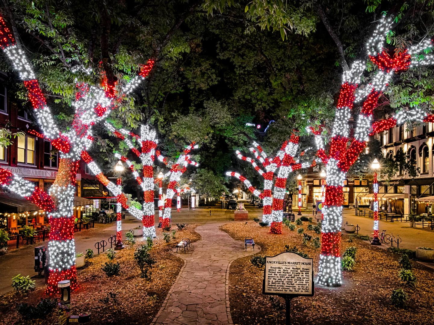 Luces festivas iluminando Knoxville, Tennessee
