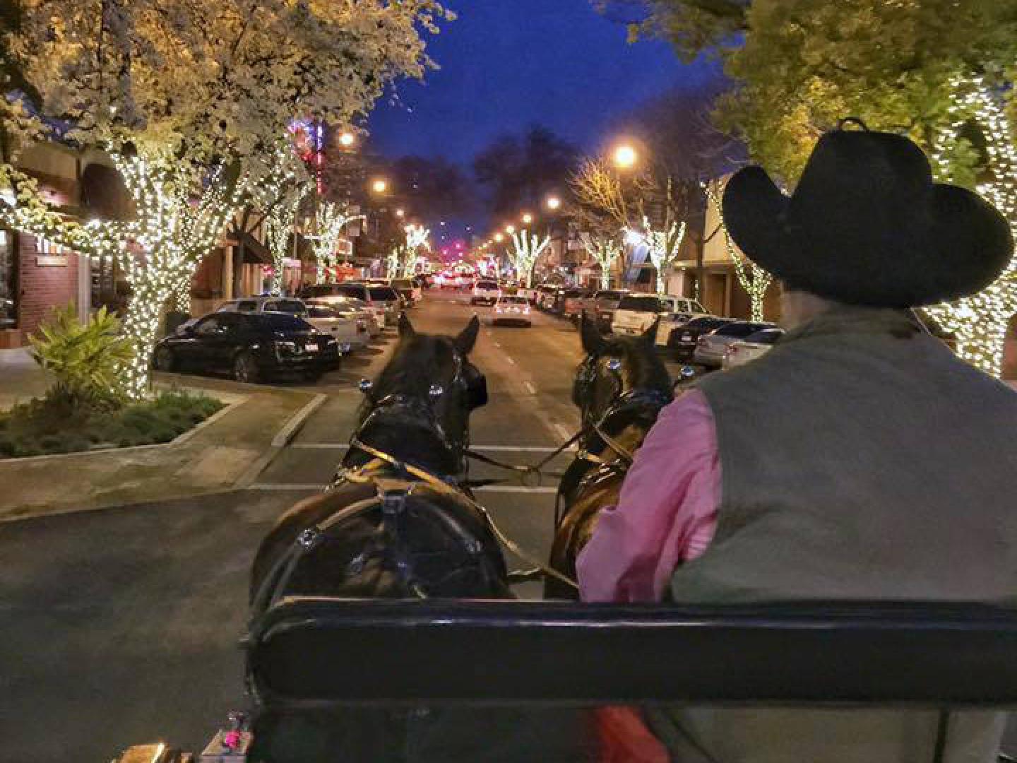 Passeio de carruagem nas festas durante o Holiday Open House em Visalia, Califórnia