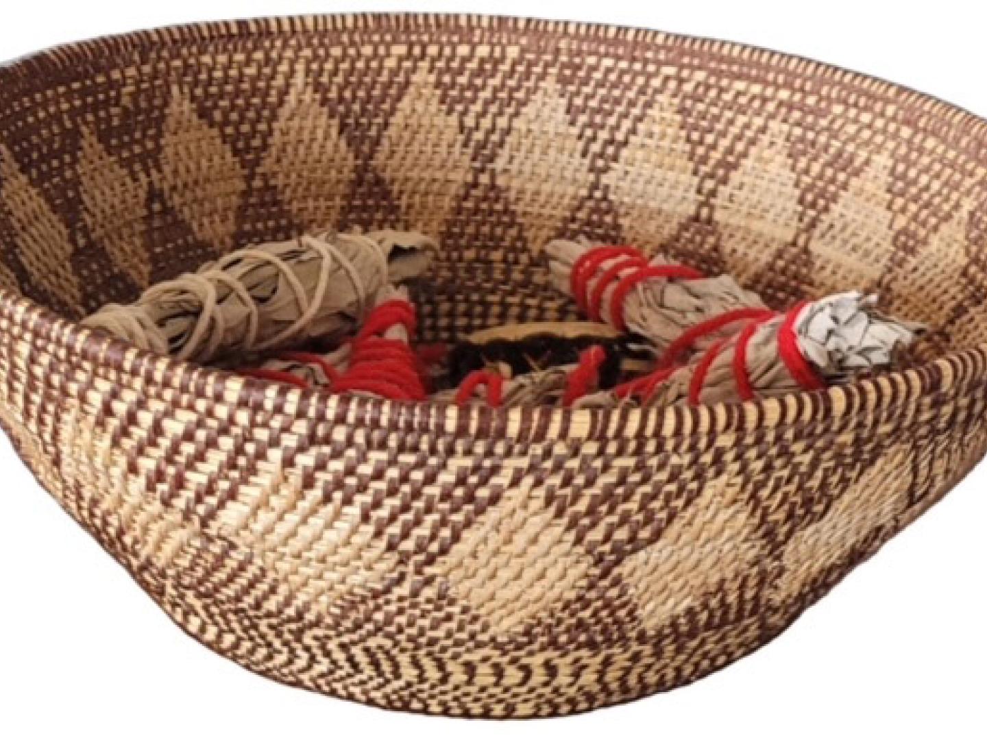 Cesto tradicional cheio de sálvia para o evento cultural Go Native! em Visalia, Califórnia