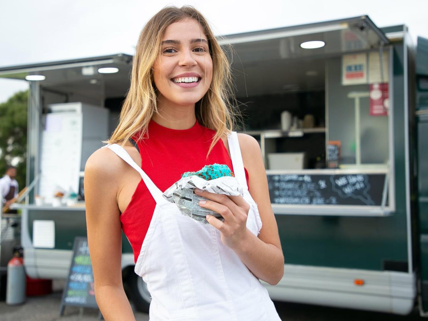 Provando tacos durante o Taco Truck Challenge em Visalia, Califórnia