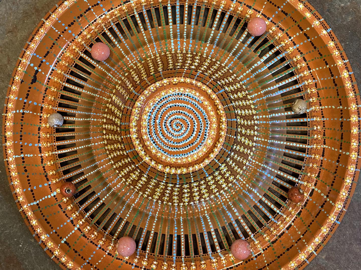 Obra central de Shirley Keller, parte do South Valley Art Tour em Visalia, Califórnia