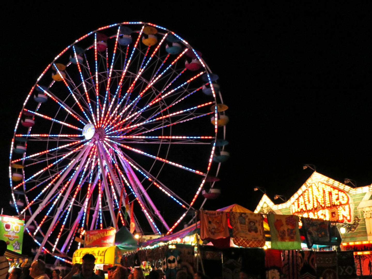 Stands et attractions lors de la St. Lucie County Fair en Floride