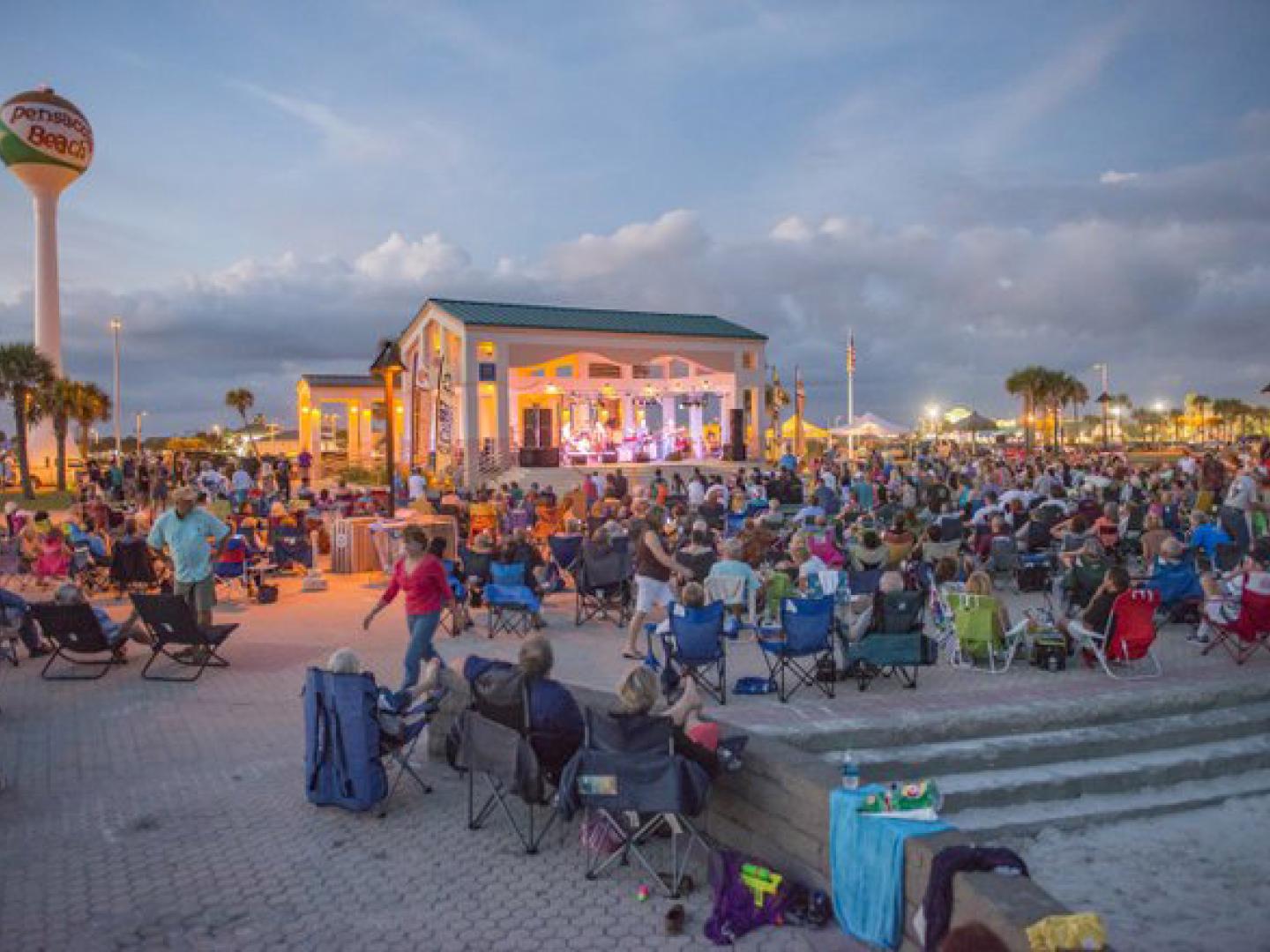Fans réunis pour assister à un concert lors de l’événement Bands on the Beach à Pensacola, Floride
