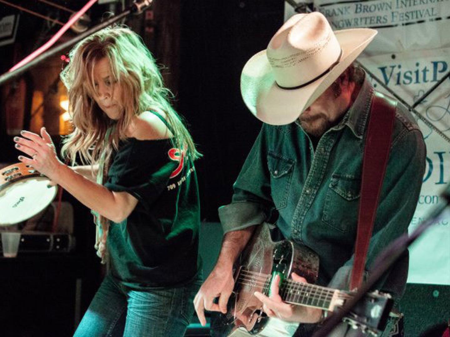 Concert lors du Frank Brown International Songwriters Festival à Pensacola, Floride