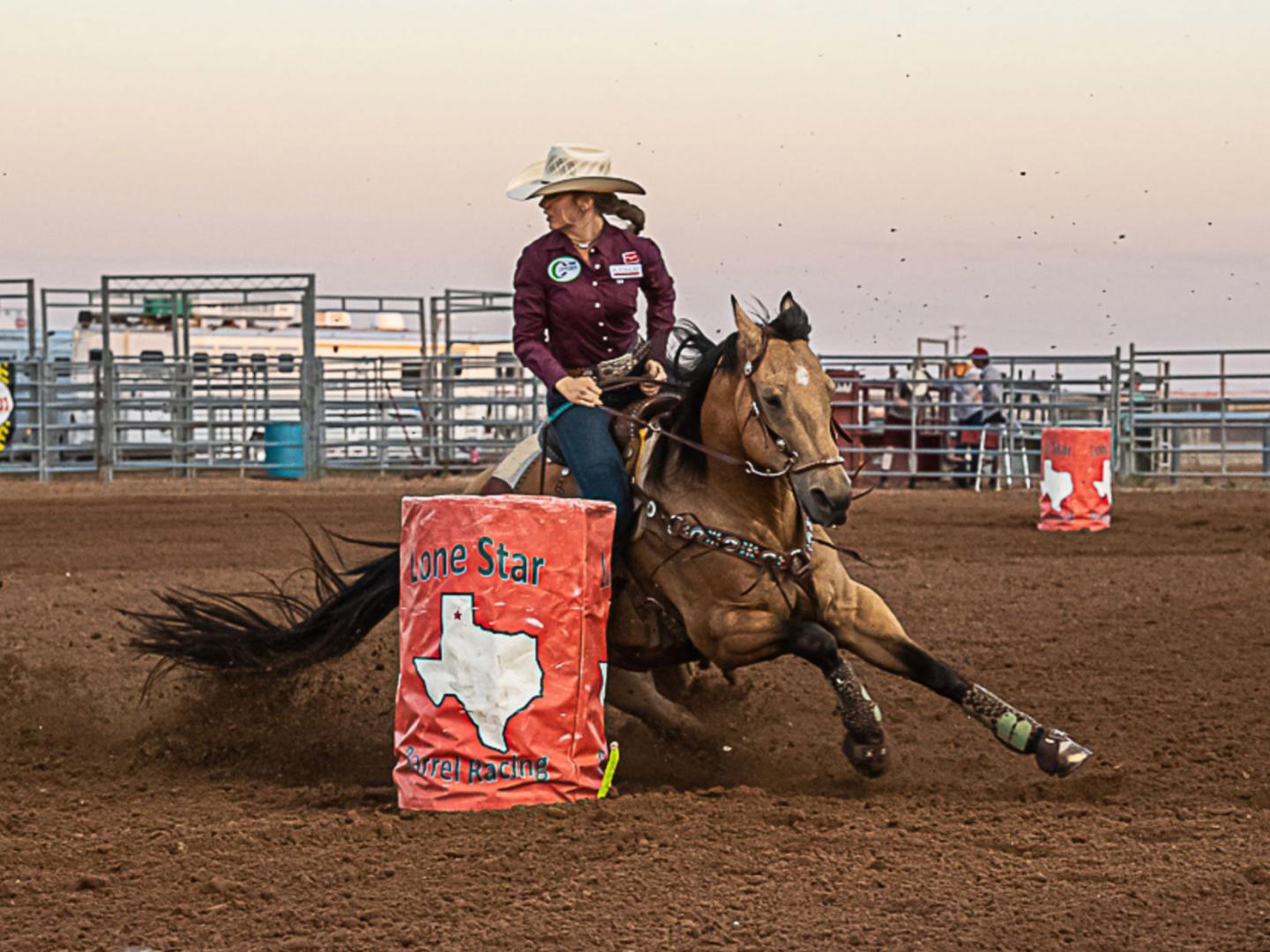 Ação do Velho Oeste no Will Rogers Range Riders Rodeo em Amarillo, Texas