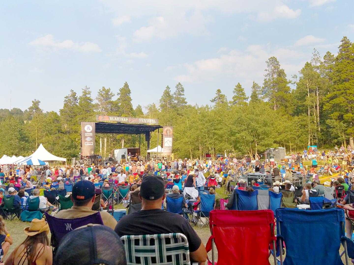 ワイオミング州キャスパーのベアトラップ・サマー・フェスティバルでの音楽ライブ観覧