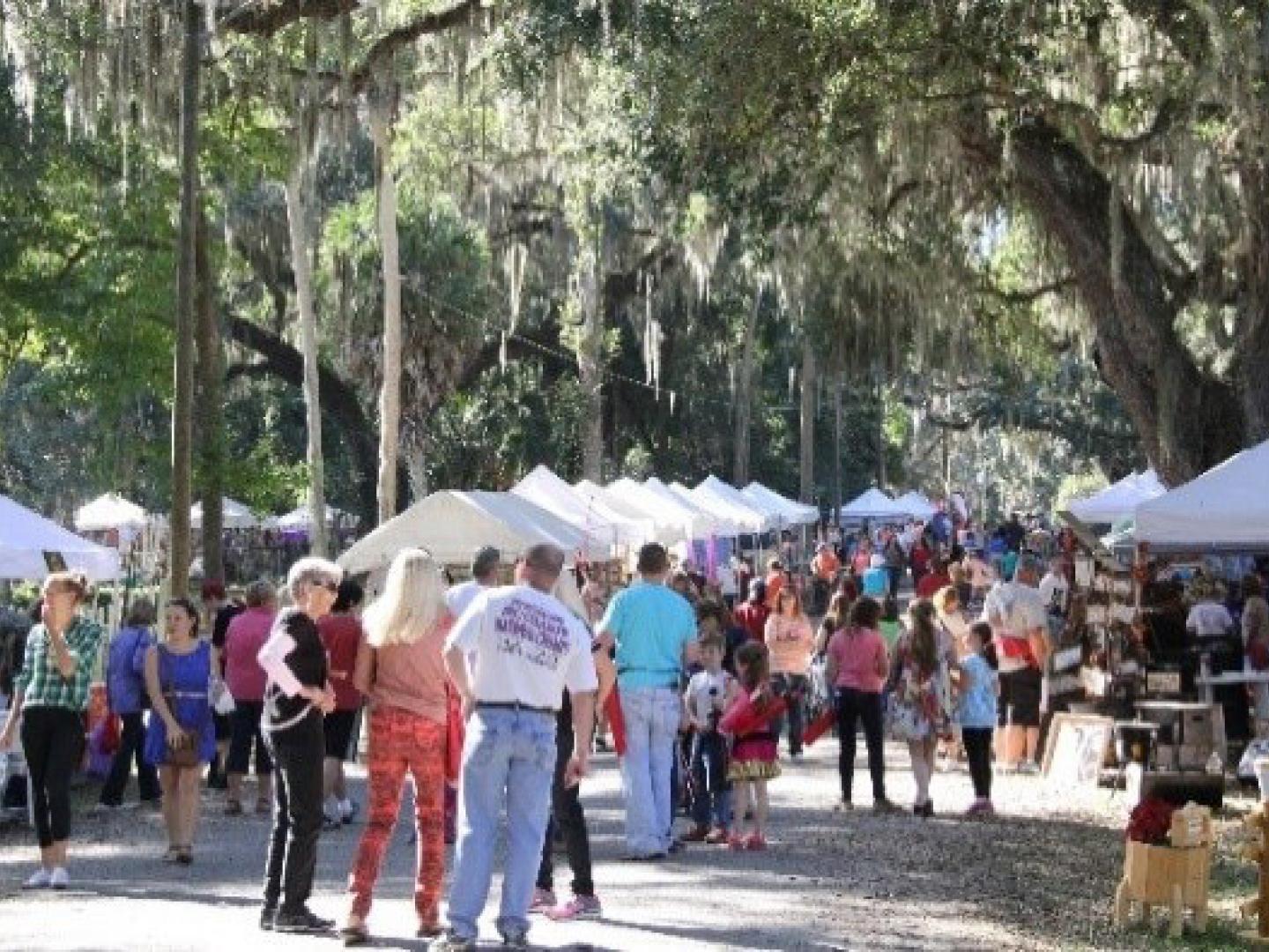 Festivaliers assistant au McIntosh 1890s Festival à Ocala, Floride