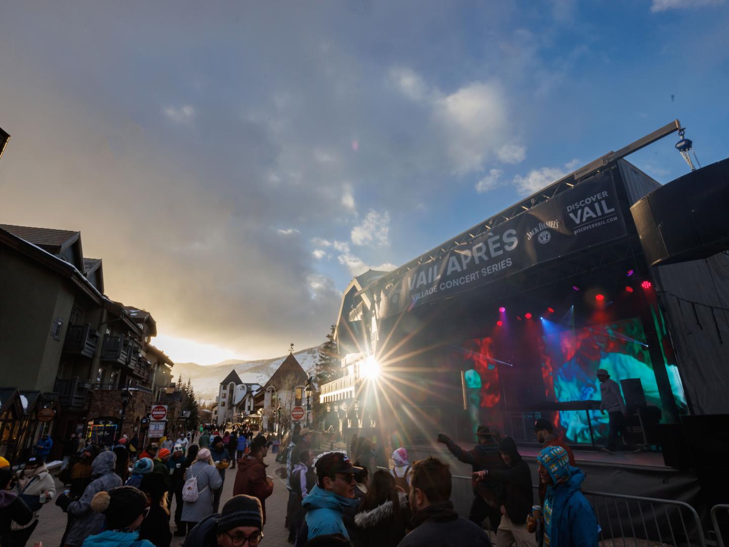 Tanz und Livemusik auf den Straßen bei Vail Aprés Spring Concert in Colorado