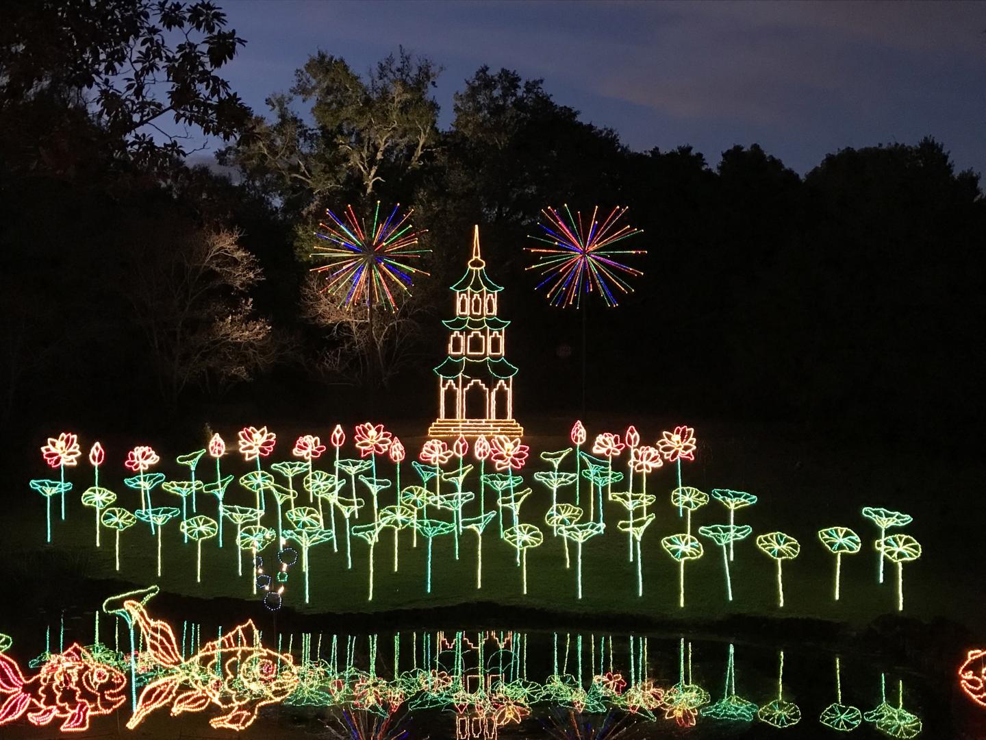 Un alegre espectáculo navideño en Magic Christmas in Lights en Bellingrath Gardens & Home en Mobile, Alabama