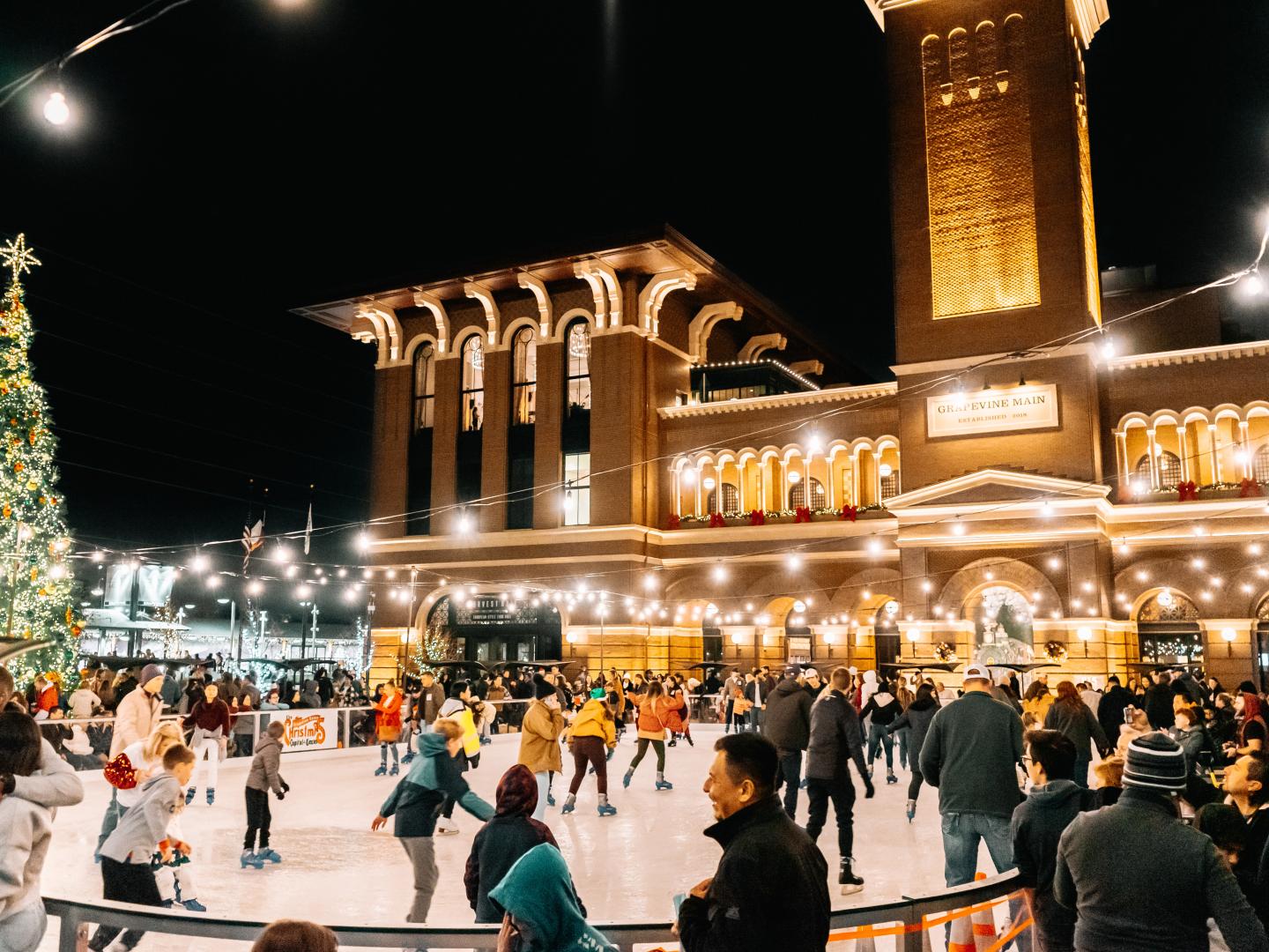 Eisläufer inmitten festlicher Dekorationen in der „Weihnachtshauptstadt von Texas“ – Grapevine, Texas