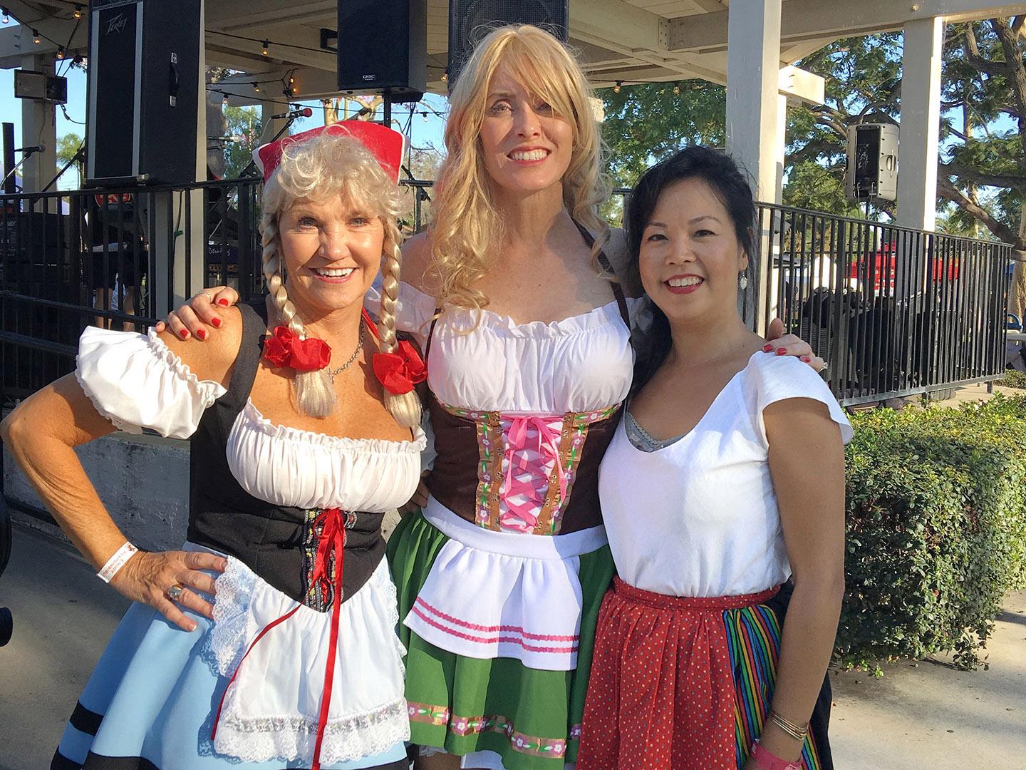 Des participantes profitent de l’Oktoberfest à Carlsbad, Californie