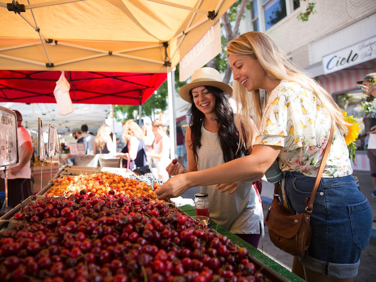 En quête de produits frais locaux au State Street Farmers Market à Carlsbad, Californie