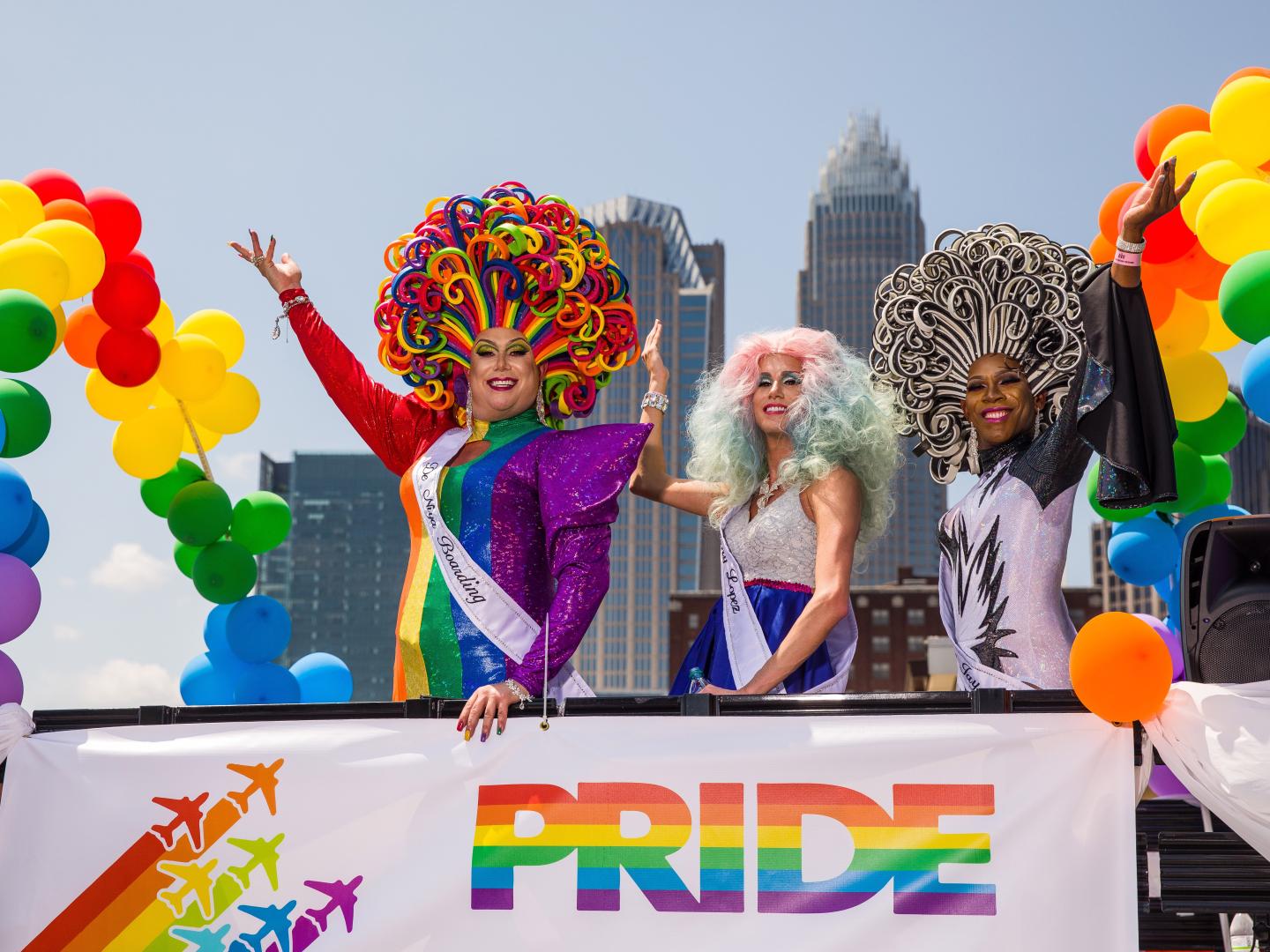 Teilnehmende bei einer Parade im Rahmen des Charlotte Pride Festivals in Uptown Charlotte, North Carolina