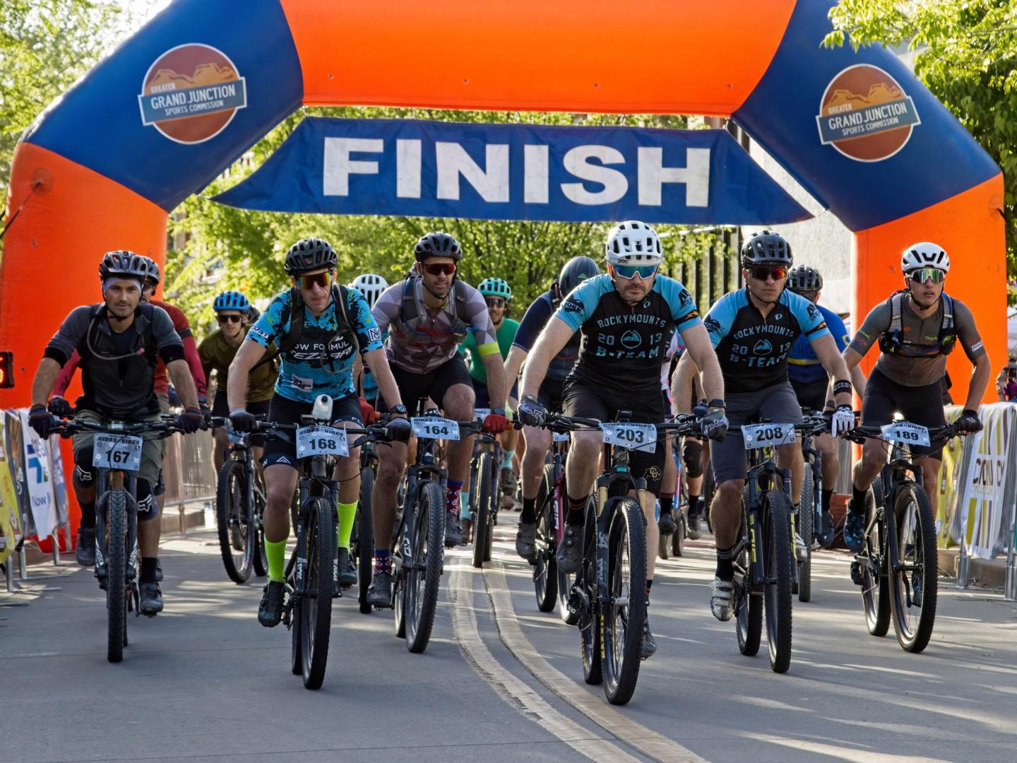 콜콜로라도주 그랜드정크션에서 자전거를 타며 자연의 멋을 즐기는 사이클리스트들