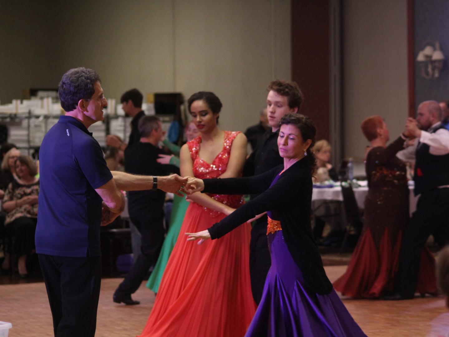 Bailarines disfrutando del evento Dancing with the King en Tupelo, Mississippi